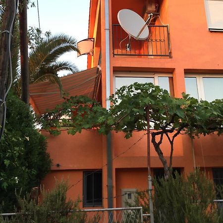 Holiday Home Orange Утеха Екстериор снимка