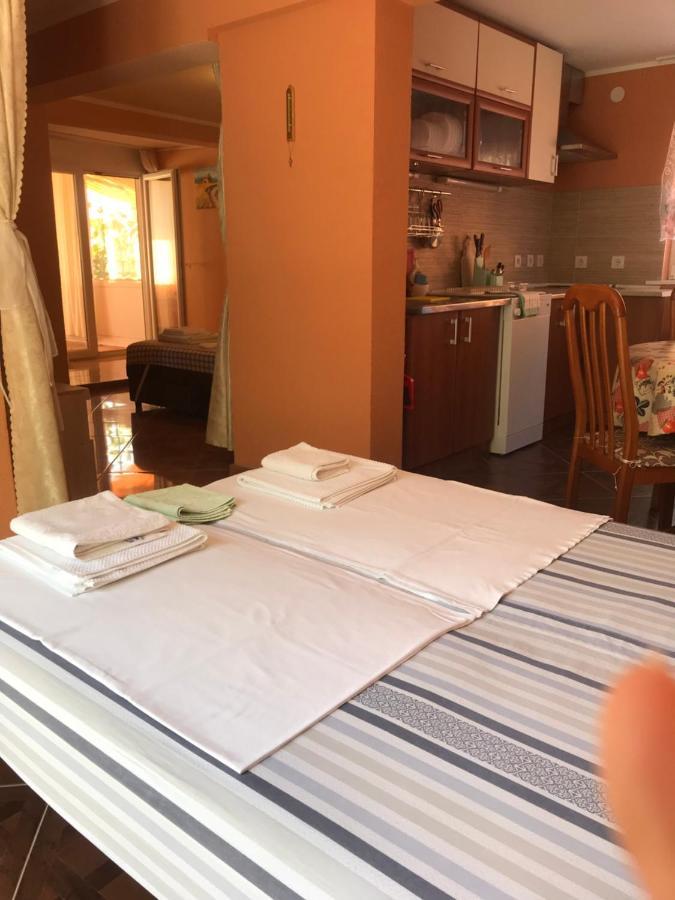 Holiday Home Orange Утеха Екстериор снимка