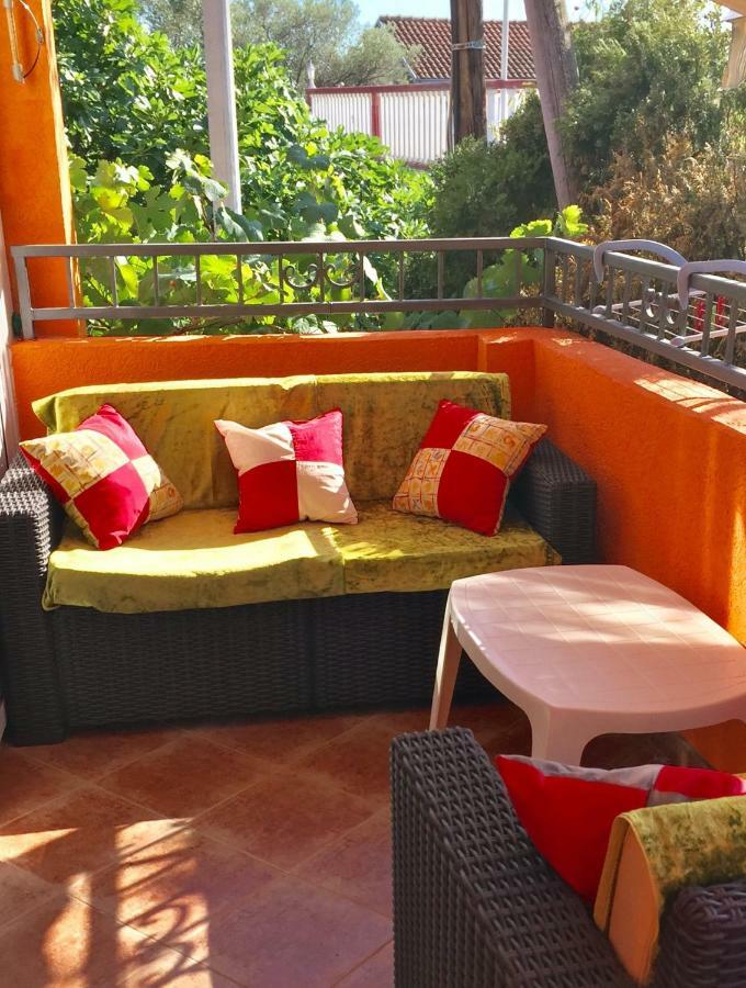 Holiday Home Orange Утеха Екстериор снимка